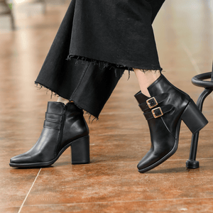 8912 BOTÍN CON HERRAJES DORA