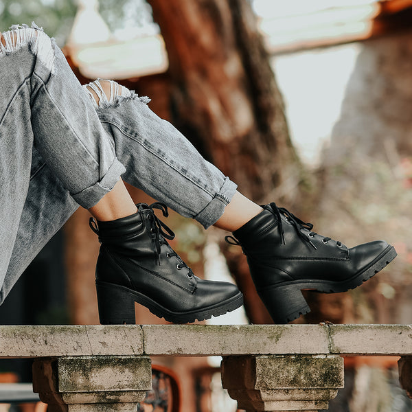 5752 BOTÍN CON AGUJETA CLAUDIA