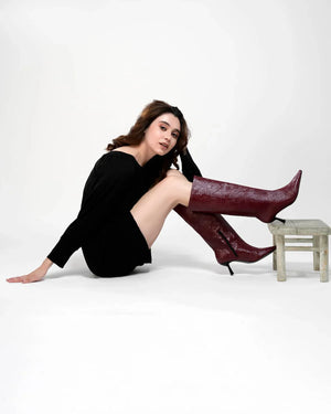 Cómo combinar botas color vino: el toque elegante que transforma cualquier look